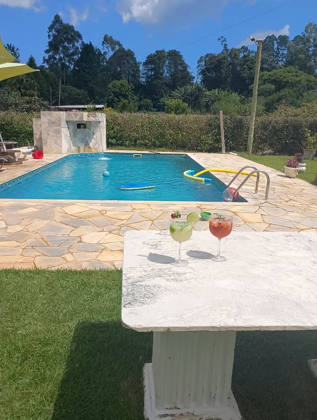 Piscina com drinks